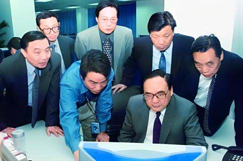 <p>2001年10月1日，丁关根同志到人民日报社看望节日值班人员