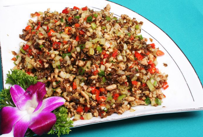  p>芽菜小炒是一款由宜宾芽菜,午餐肉,胡萝卜等原料制成的菜品. /p>