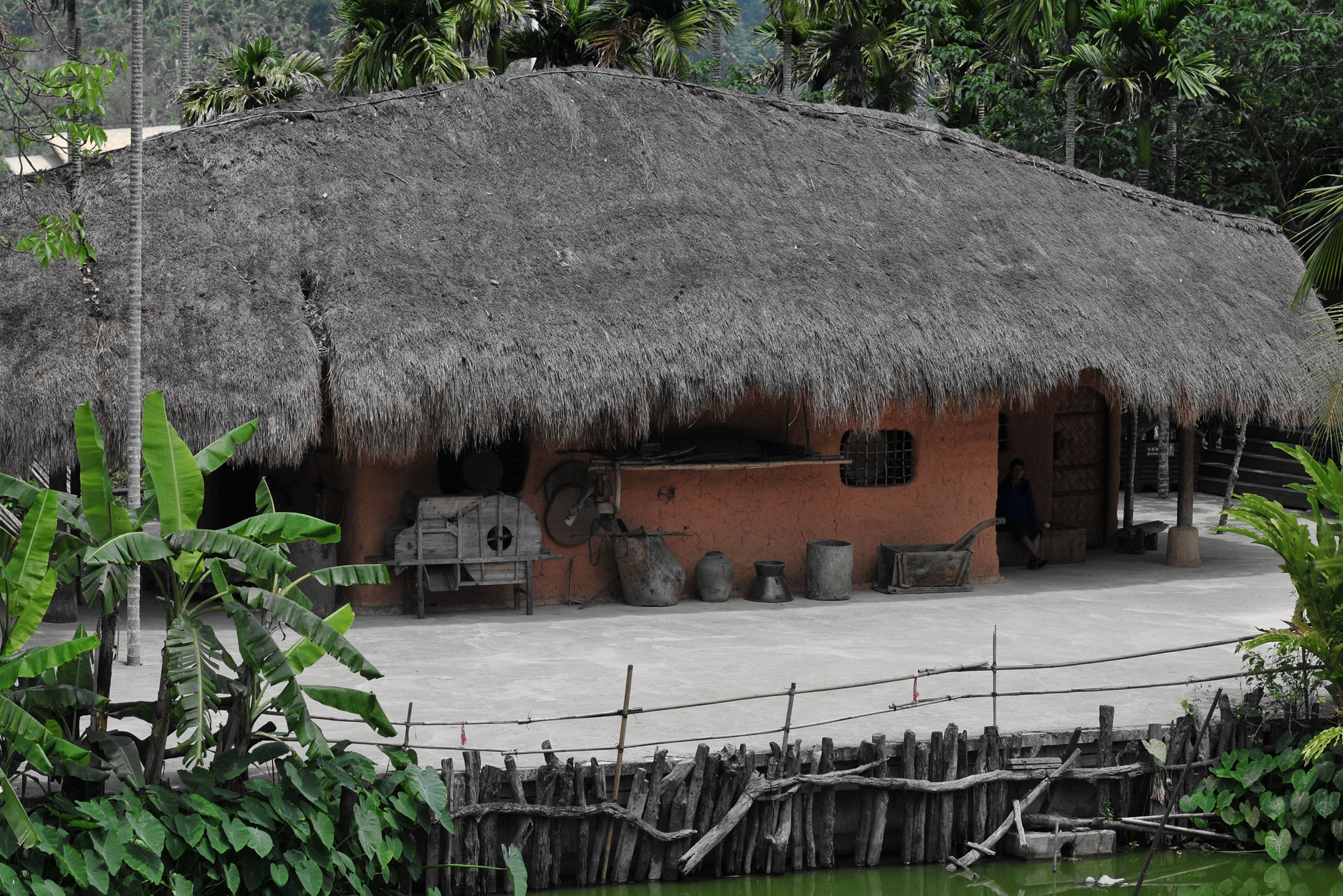  p>洲湖船形屋位于江西省抚州市黎川县武夷山北麓中段,隐藏着一座气势