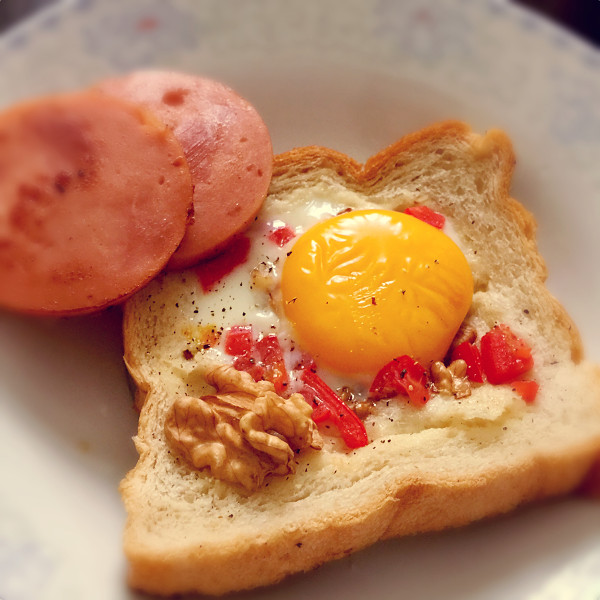  p>煎鸡蛋吐司,是一道家常美食,制作原料主要有鸡蛋,吐司. /p>