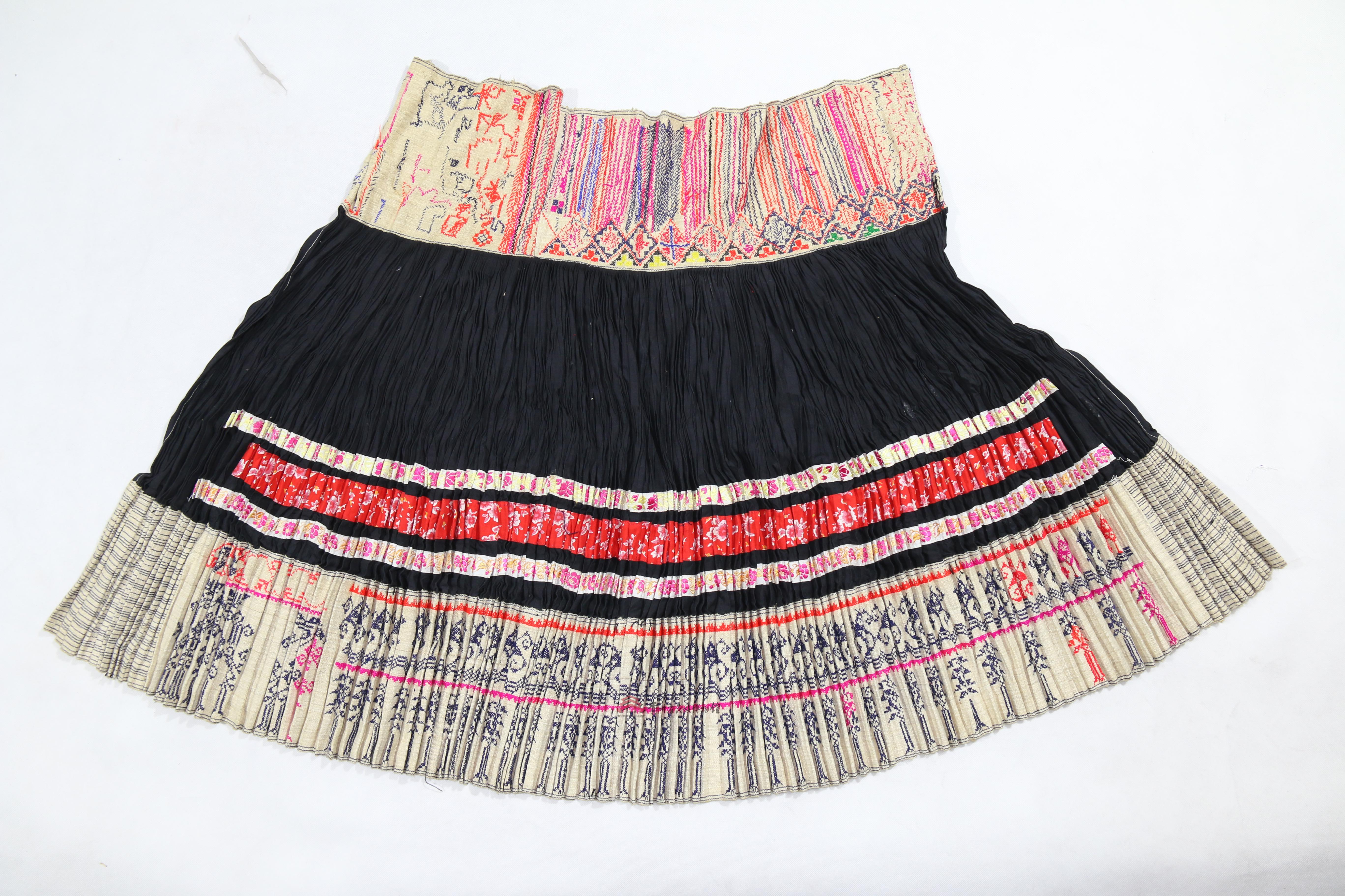 当代四川昭通彝族挑花几何纹百褶裙