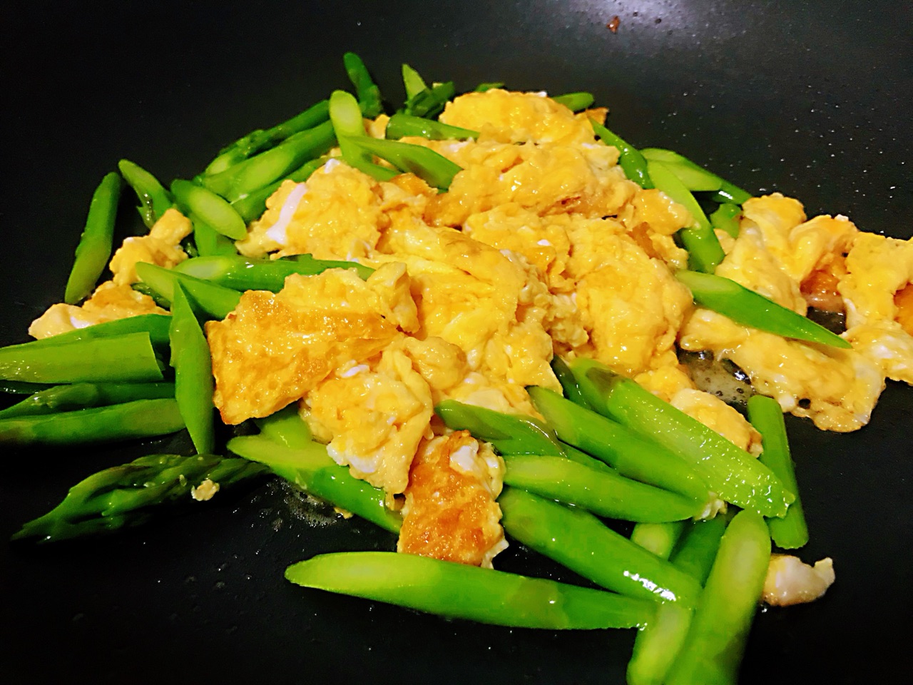 芦笋,鸡蛋,胡萝卜片作为主要食材,以盐,鸡精作为调料制作而成的家常菜