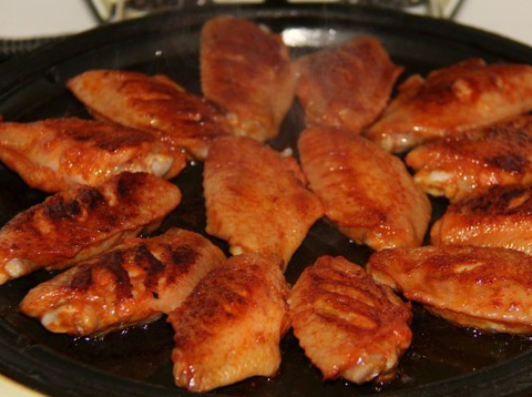  p>电饼铛烤鸡翅是由鸡翅等主要食材做成的一道菜品.