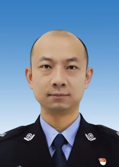 云南墨江人,省委党校研究生,2007年2月参加工作.