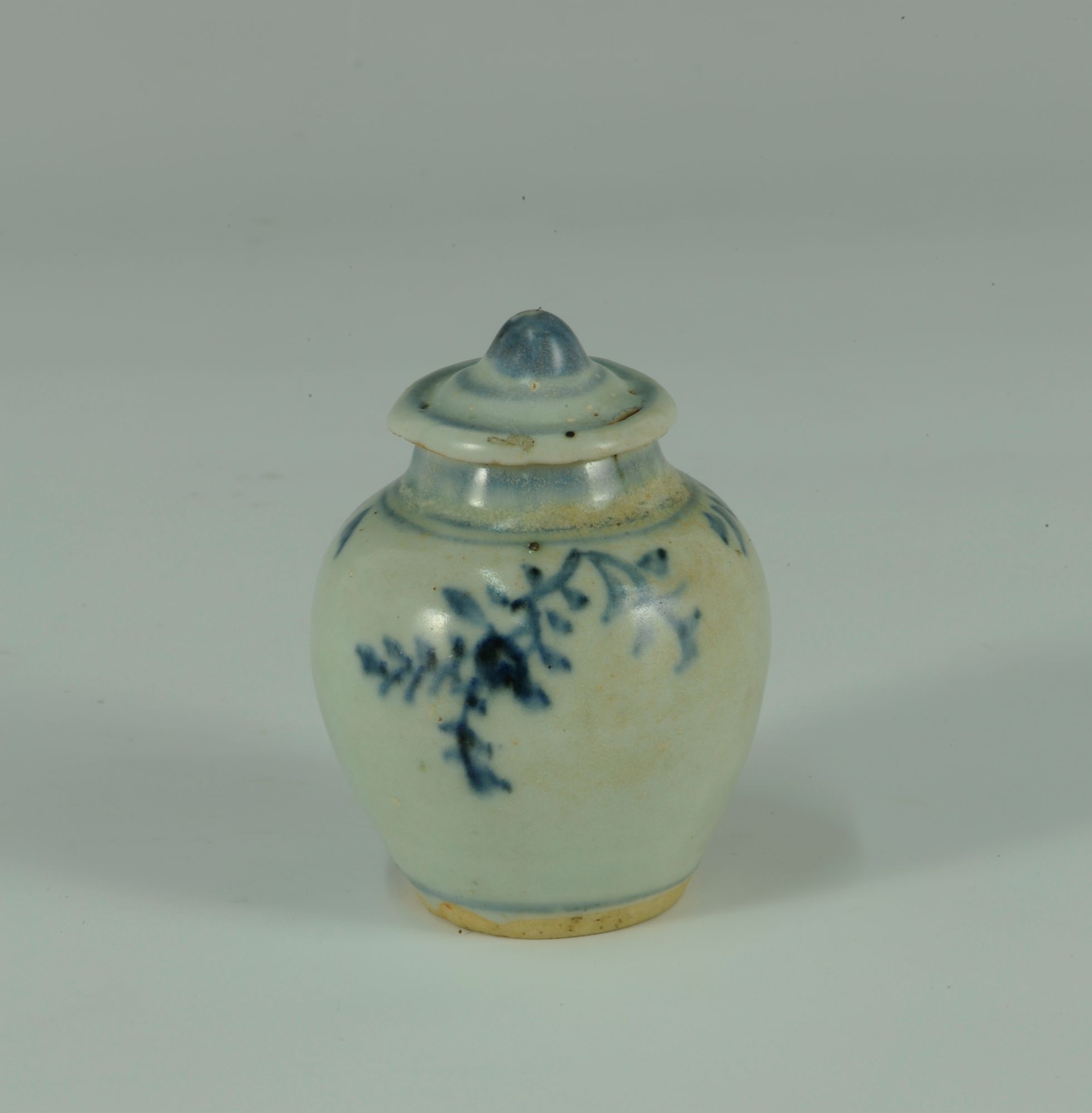 明代中期青花花卉纹盖罐