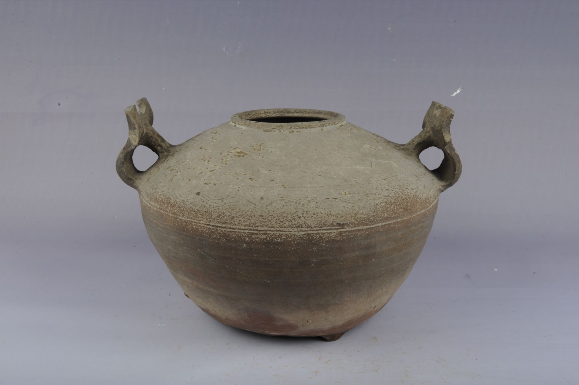 汉代青釉水波纹双耳瓷罐