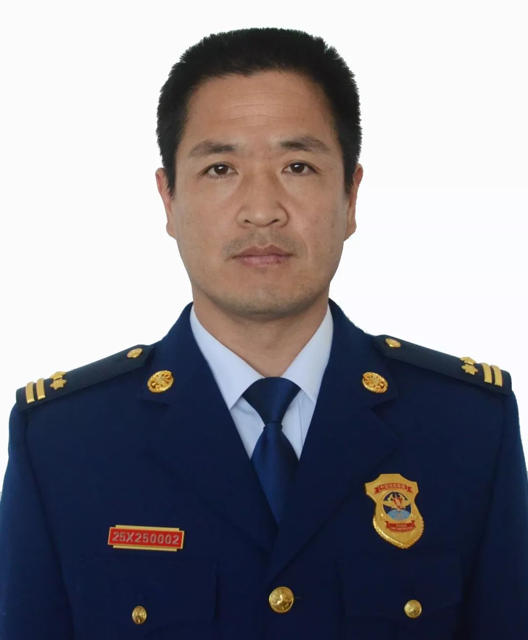  p>姬冠群,男,汉族,1975年9月出生,河北涞源人,1993年12月入伍.