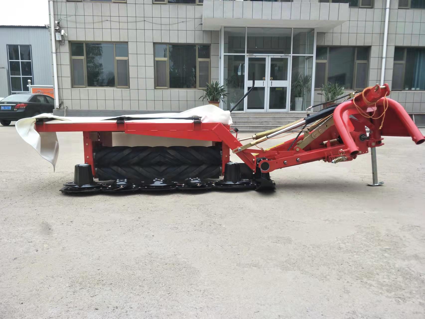 割草压扁机把割下的鲜牧草茎秆压扁挤裂,可加速其内部水分的蒸发,缩短