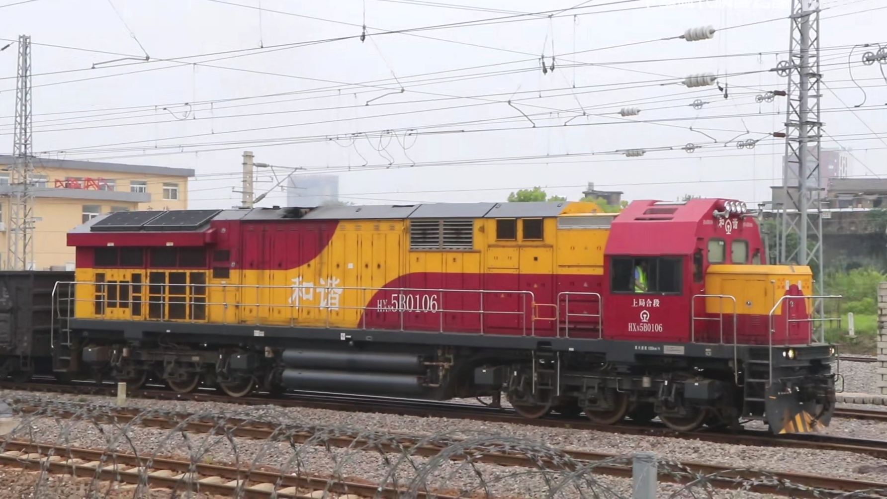 和谐5b型内燃机车