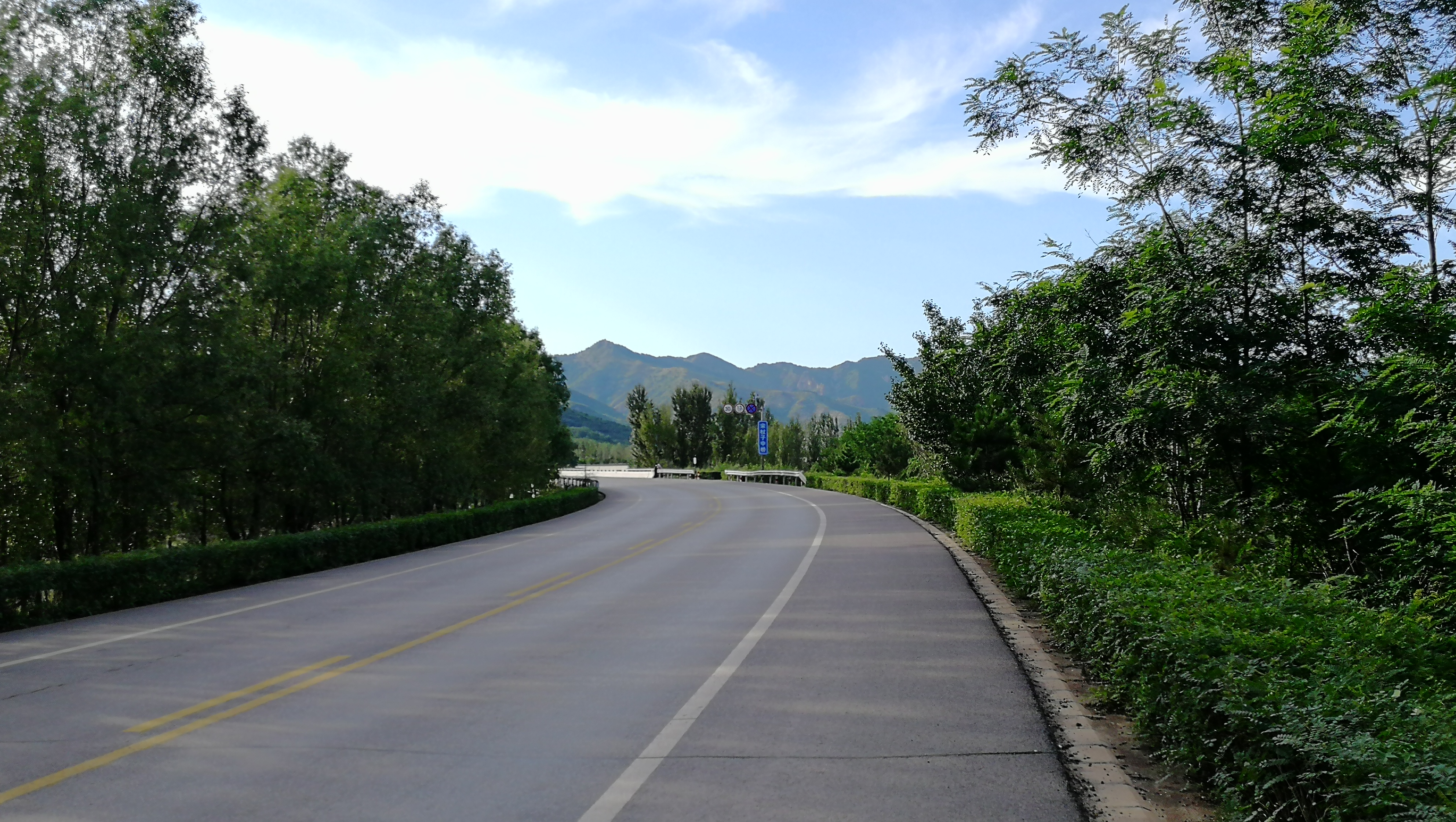 国家有关部门对农村公路有如下定义:农村公路一般是指通乡