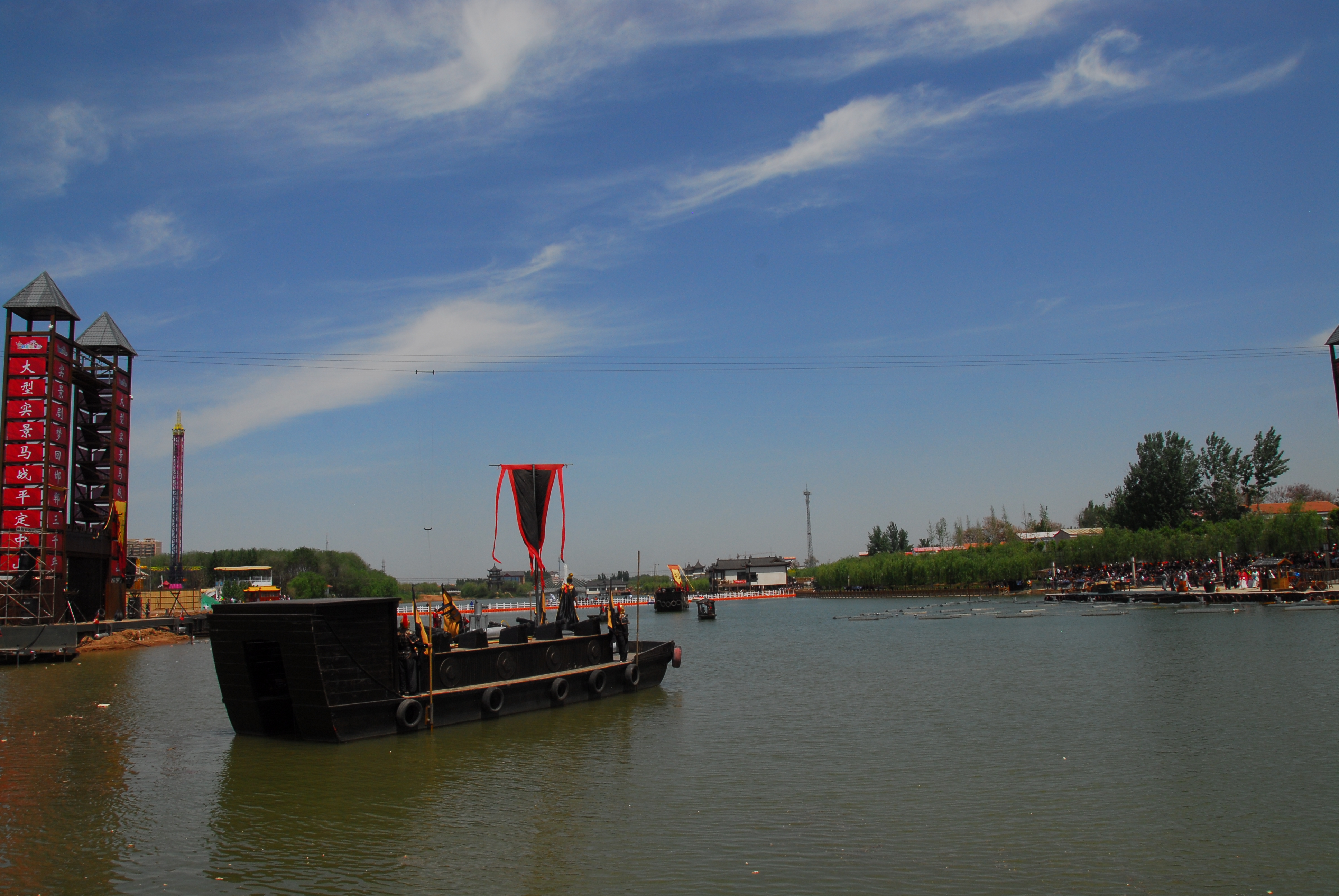  p>赵王欢乐城位于邯郸市广平县东湖公园南侧.