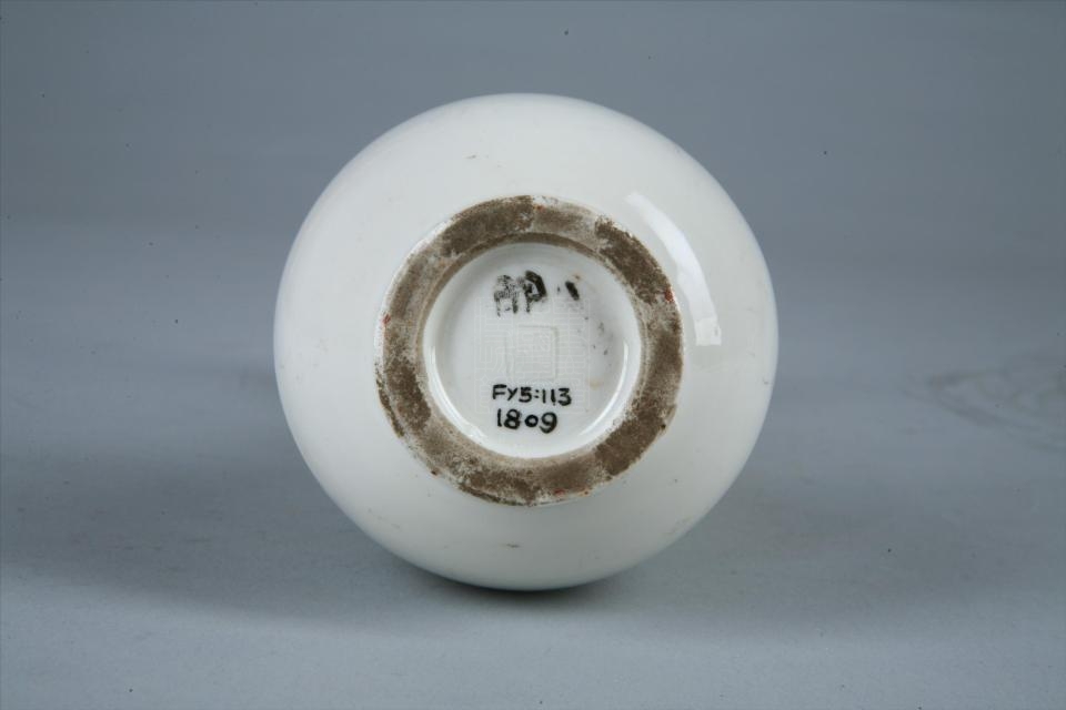  p data-id="gn3a83sg2u">明德化窑白釉暗回