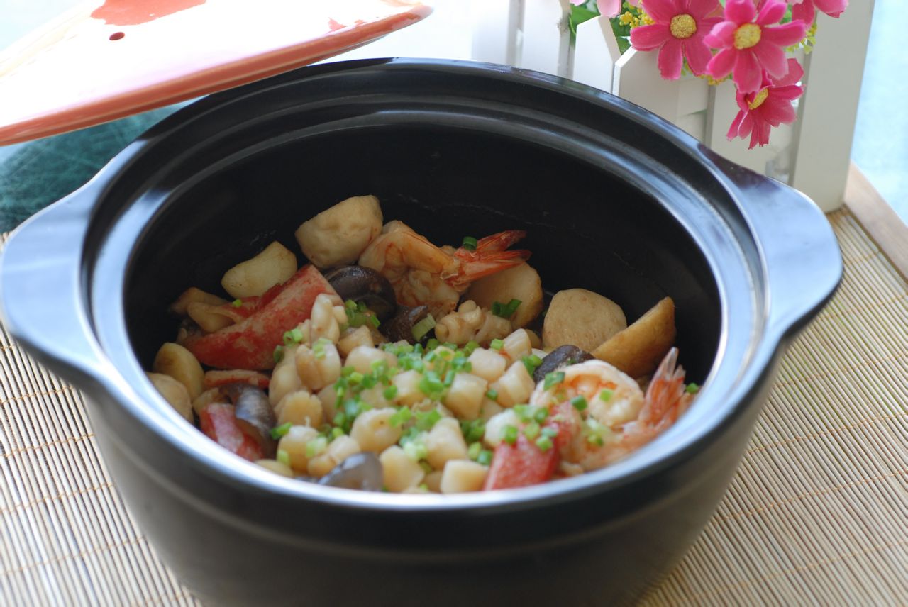  p>海皇煲,以海参,鲜鱿鱼为主料的菜品. /p>