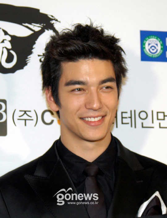  p>丹尼斯·吴,1981年8月29日出生于美国,美籍影视男演员.