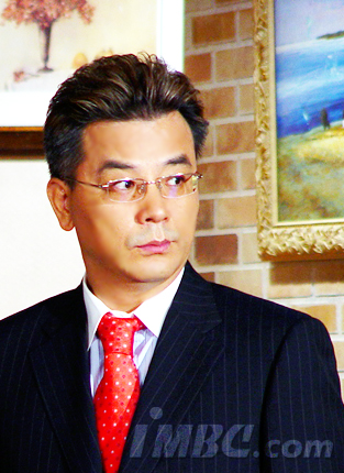 是一名电视艺人,曾出演过1988 mbc《朝鲜王朝500年》朝鲜肃宗李焞