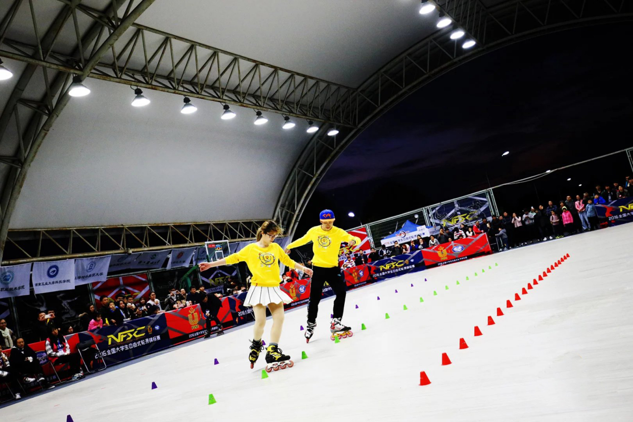  p>自由式轮滑(freestyle roller skating)是轮滑运动中的一个项目