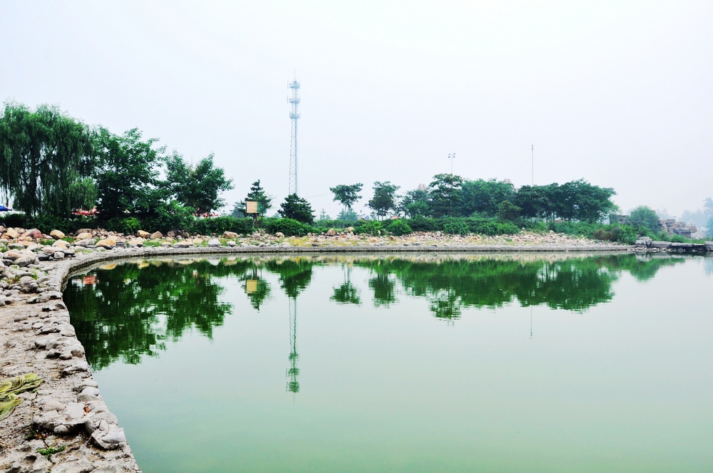 上刻河南省固始县文化名人李乾山书丹,董乃康撰文的《秀水公园记》,碑