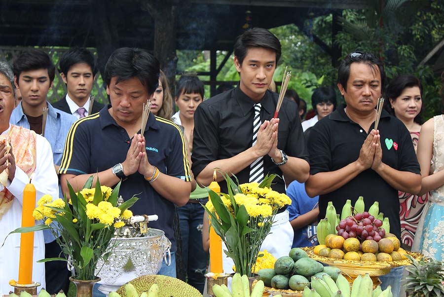 泰剧《悲恋花》讲述了一个拥有悲伤的眼睛,金子般的心灵的小女孩的