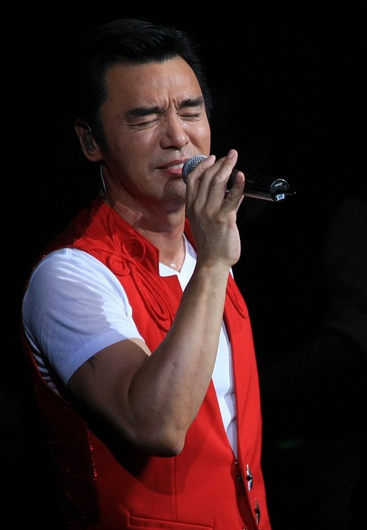  p>钟镇涛(kenny bee),1953年2月23日出生于香港,中国香港男歌手,音乐