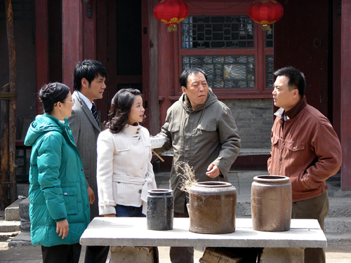 《大过年》是由深圳广电集团深广传媒有限公司出品的电视剧, a target