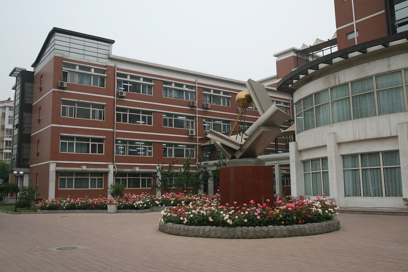  p>天津二中屹立在海河东畔,始建于1947年10月.