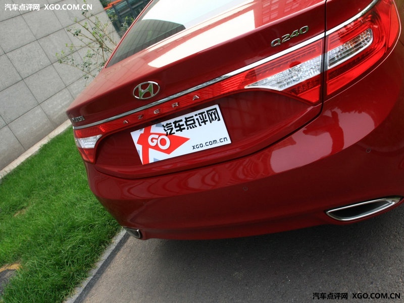  p>雅尊是韩国现代公司推出的前轮驱动模式高级轿车,从1986年开始生产