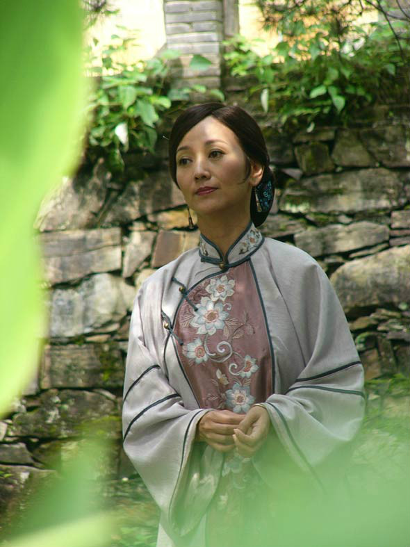 《青花》是由武汉电视台与上海文广集团于2004年合作拍摄的电视剧,由 