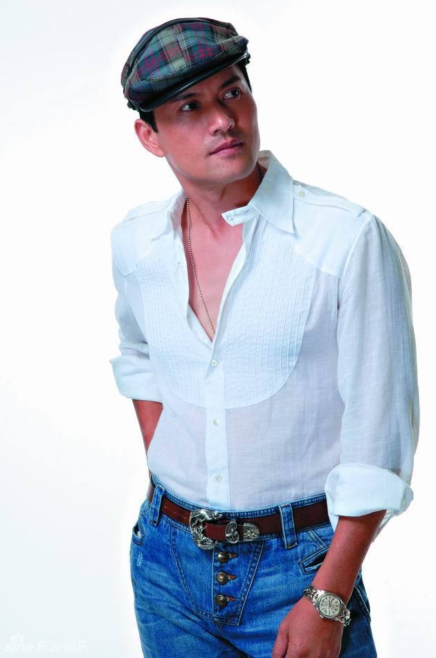 1955年12月22日生于越南,20世纪60年代从越南迁居香港,中国香港影视男