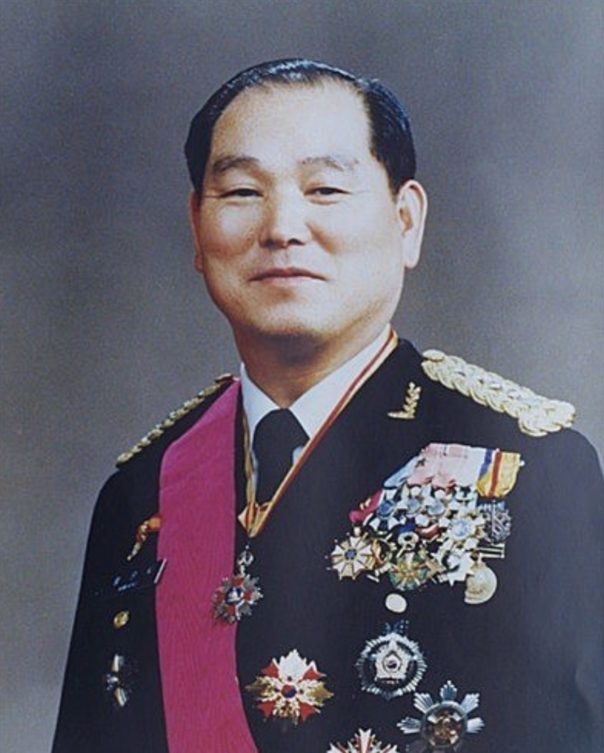 1951年毕业于陆军士官学校(第10期),韩国陆军大将,曾任第24任韩国陆军