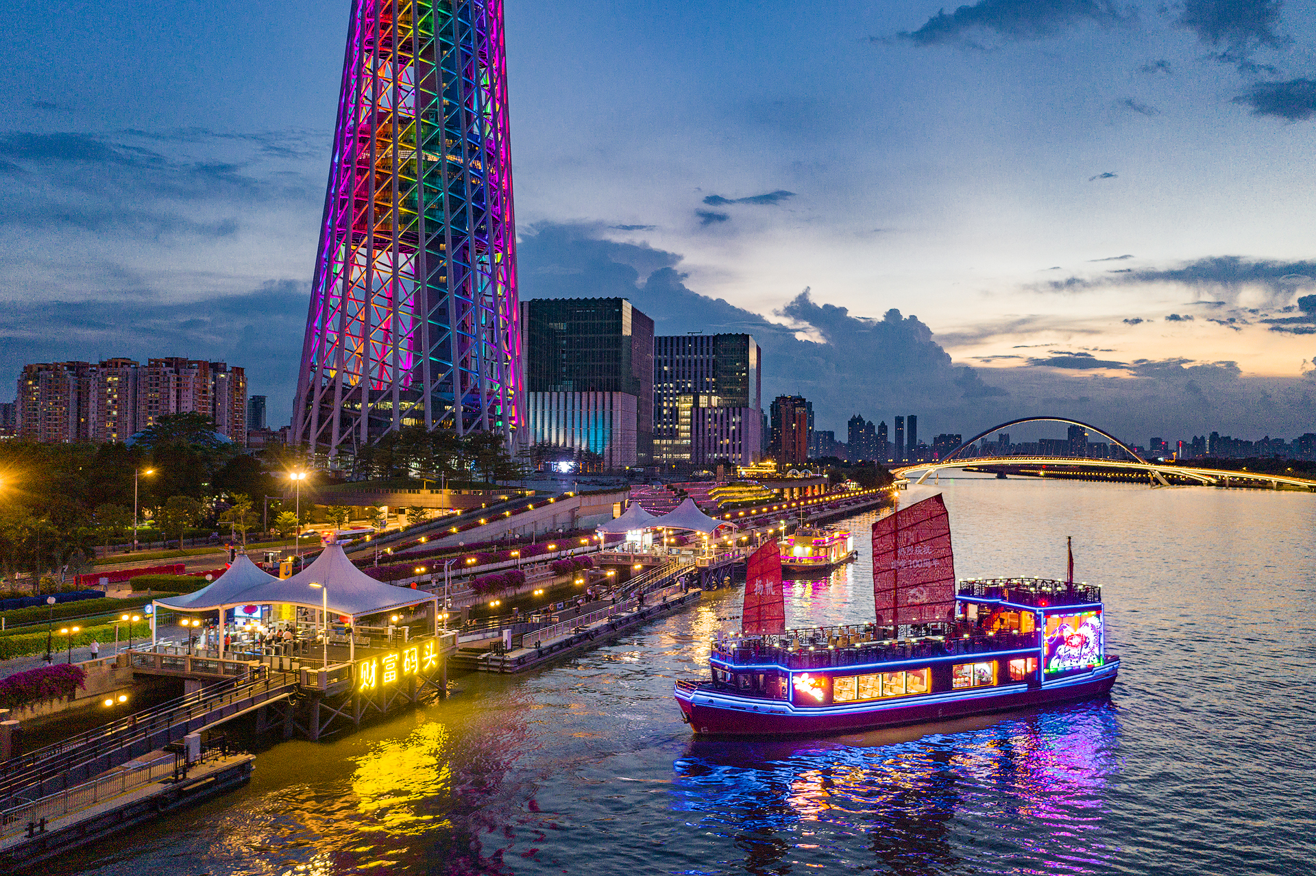  p data-id="gnrt1zupuf">"珠江夜游"是指乘游船夜游珠江广州核心河段
