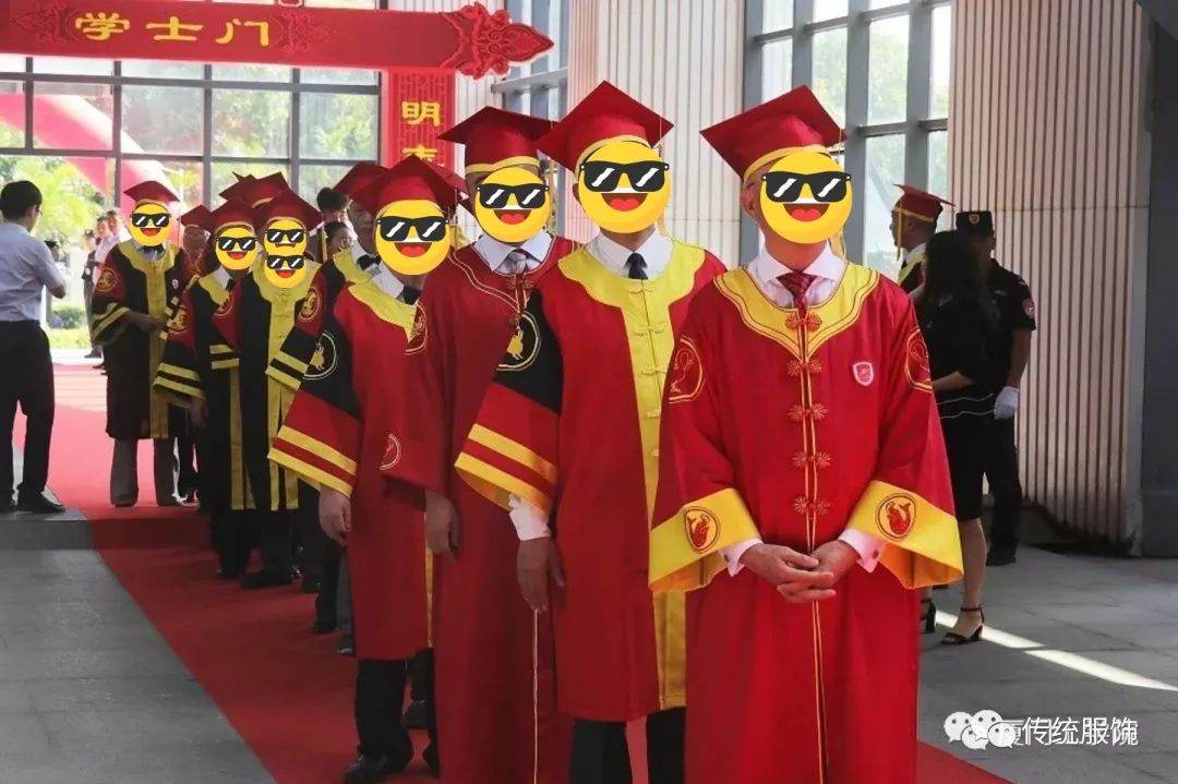 中式学位服“难产”之谜：是舶来品吹不出中国风，还是来风太多难_百科TA说