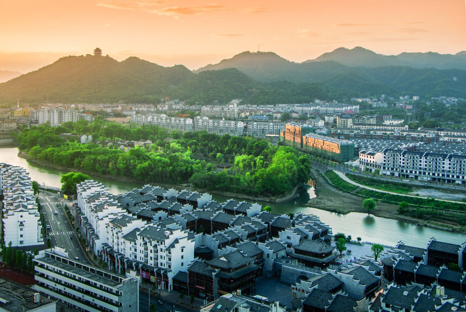  p>七里街景区位于江西省上饶市玉山县冰溪镇七里街商业综合体西8幢1