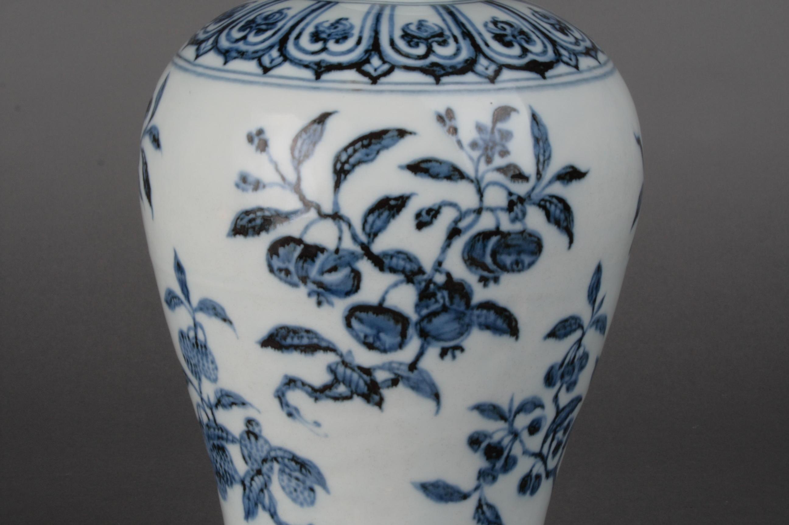  p data-id="gn16to0tps">青花折纸三果纹梅瓶是明永乐年间陶瓷器,由