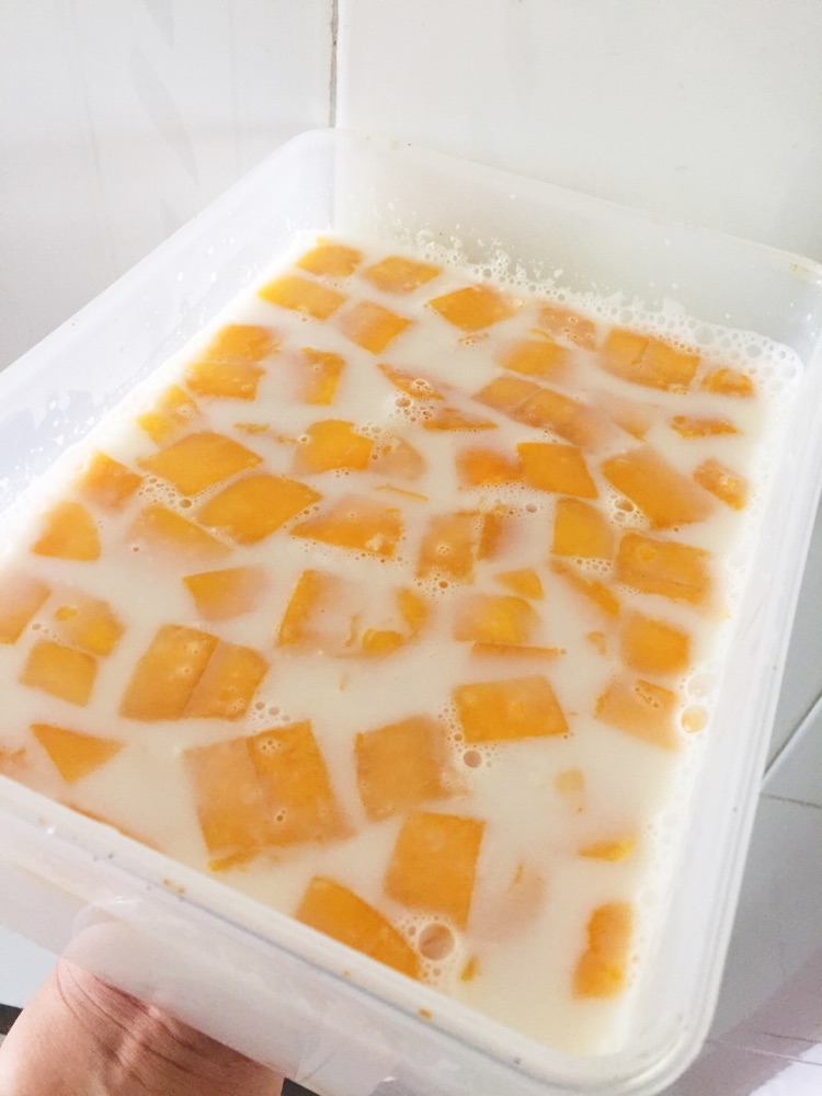  p>芒果椰汁糕是用芒果制作的一道甜品.