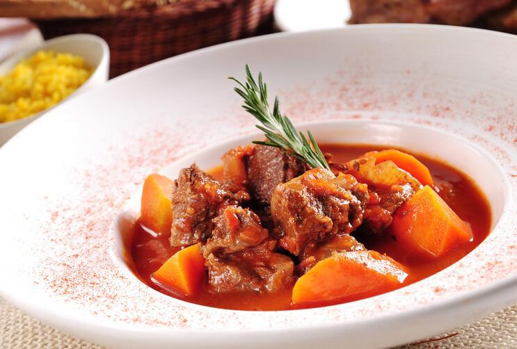 红酒烩牛肉