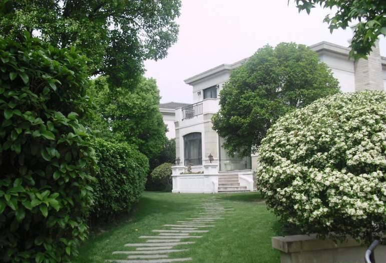  p>长堤花园三期,本案位于盈港东路165弄,靠近大豪山林别墅对面 (徐泾