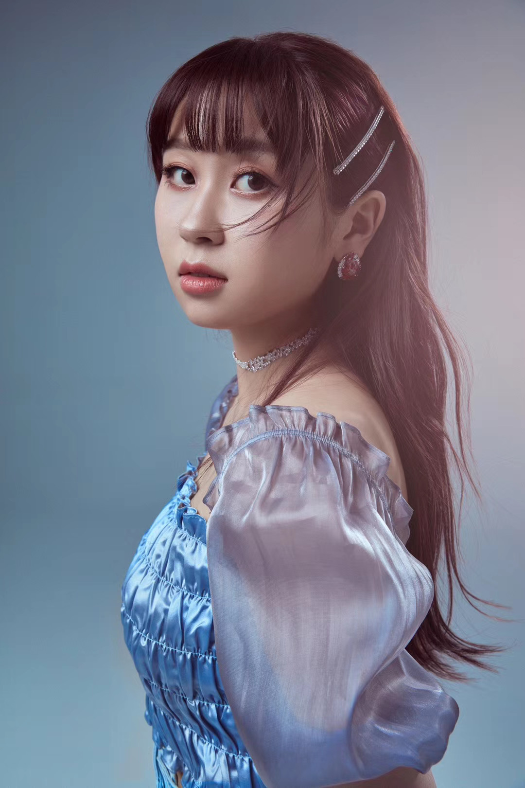 年4月28日出生于湖北省武汉市,中国内地女歌手,演员,新湃传媒旗下艺人