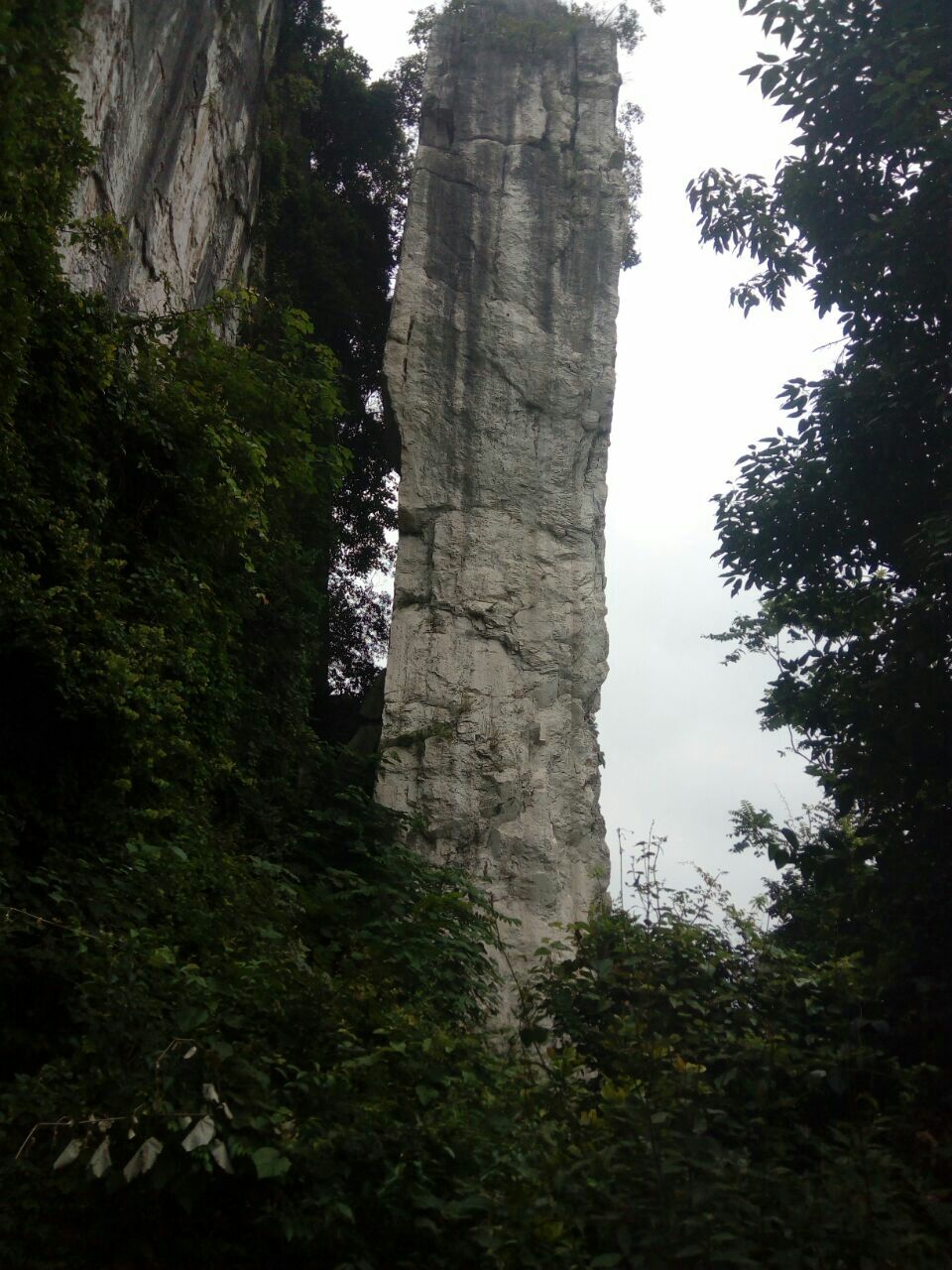  p>据《东湖县志》载:江南有巨石横六七十丈,如牌筏,故名石令牌,石牌