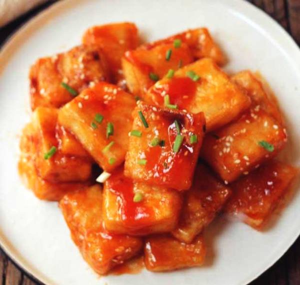  p data-id="gnbjl3f51w">茄汁豆腐是一道口味酸甜的美食,主要原料有