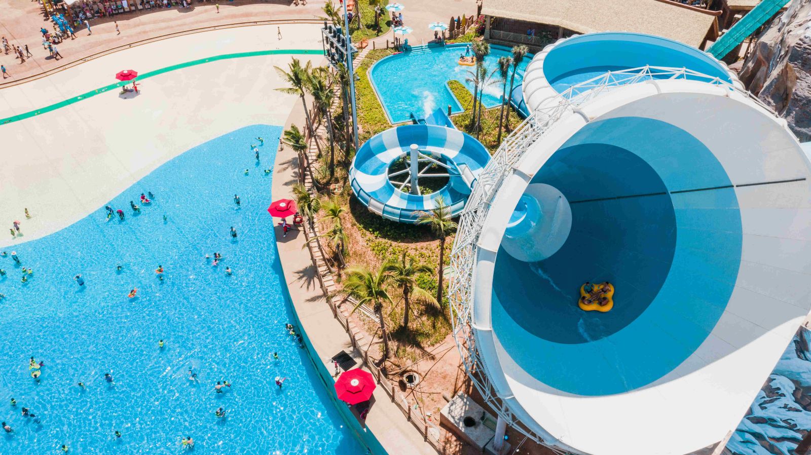 占地面积11万平方米,是海岛雪山主题度假型水上乐园<p data