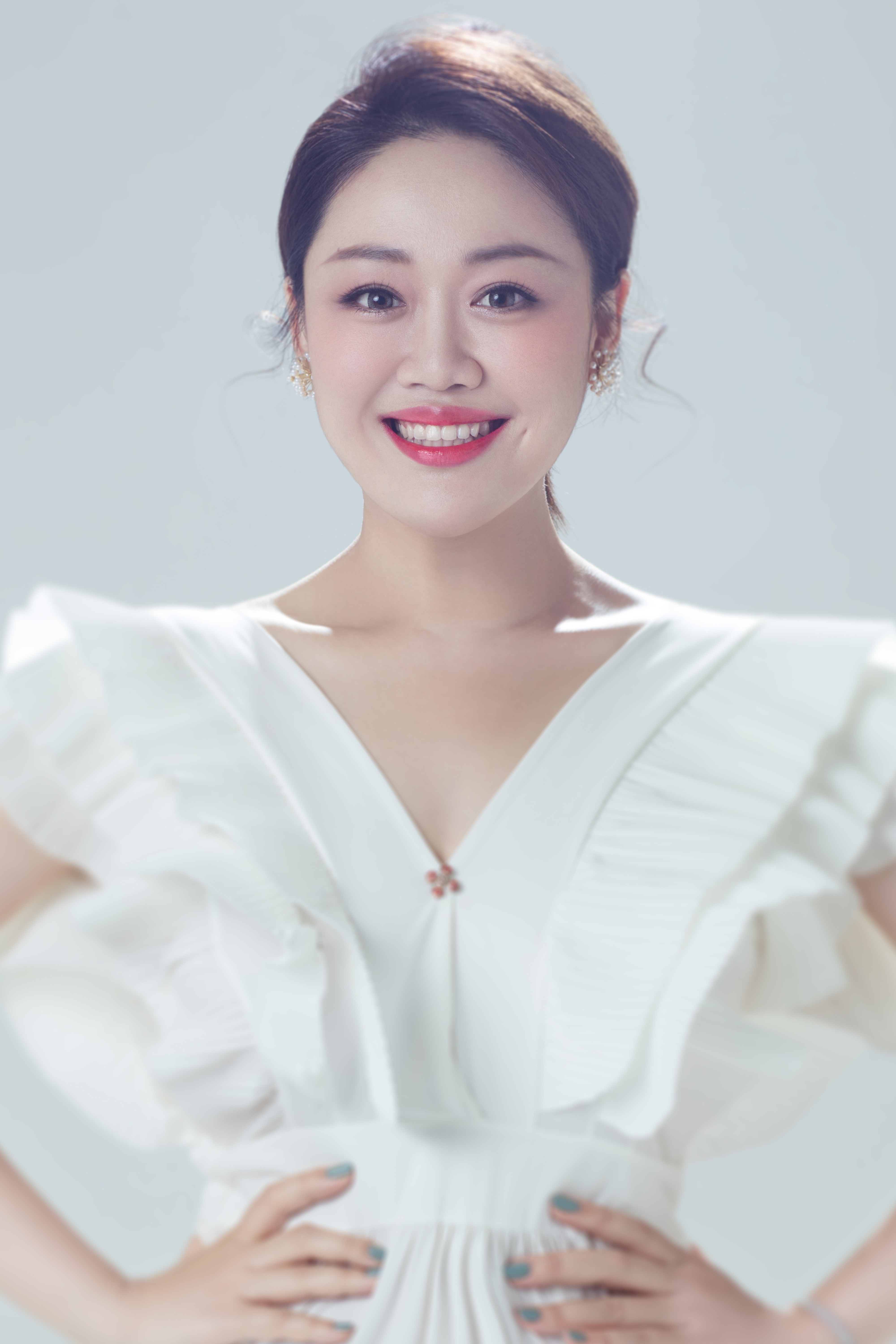  p data-id="gnbu6z2cvg">李思琦,旅意青年女中音歌剧演员.