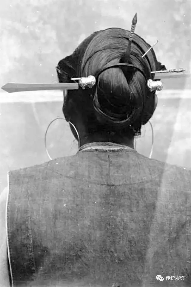 三把刀：将兵器戴在发髻上的女人们 ｜ 传统的服饰_百科TA说