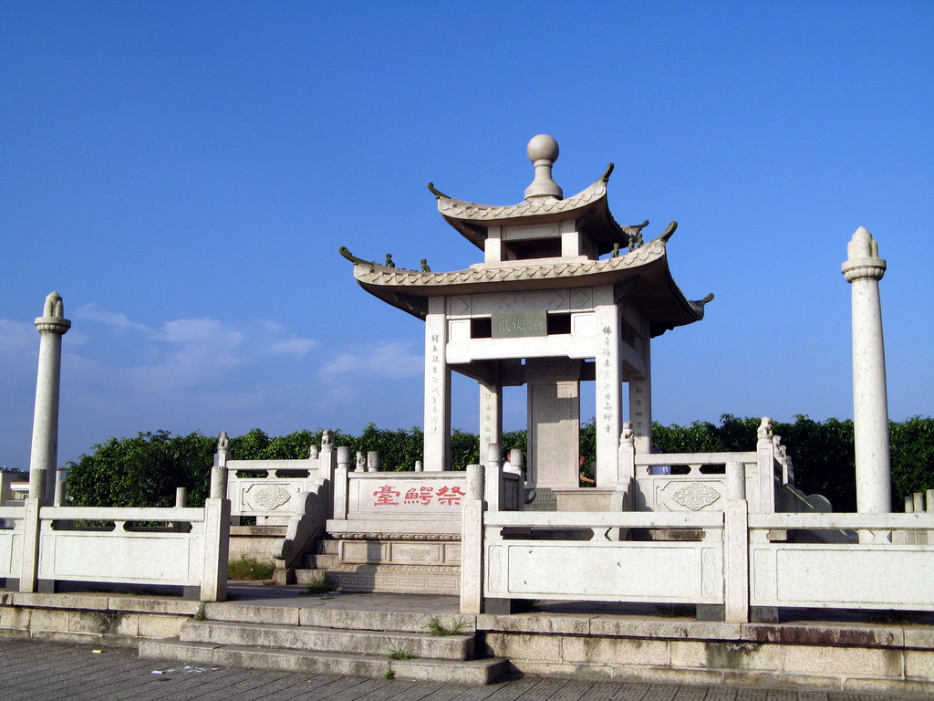  p>鳄渡秋风亭位于潮州城外韩江北堤中段,有一个古渡头,依堤临江,为古