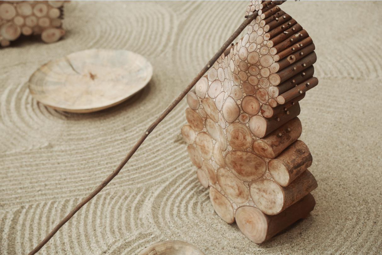  p>《归彼大荒》系列是吕小帅于2015年创作的雕塑作品,通过木头的拼接