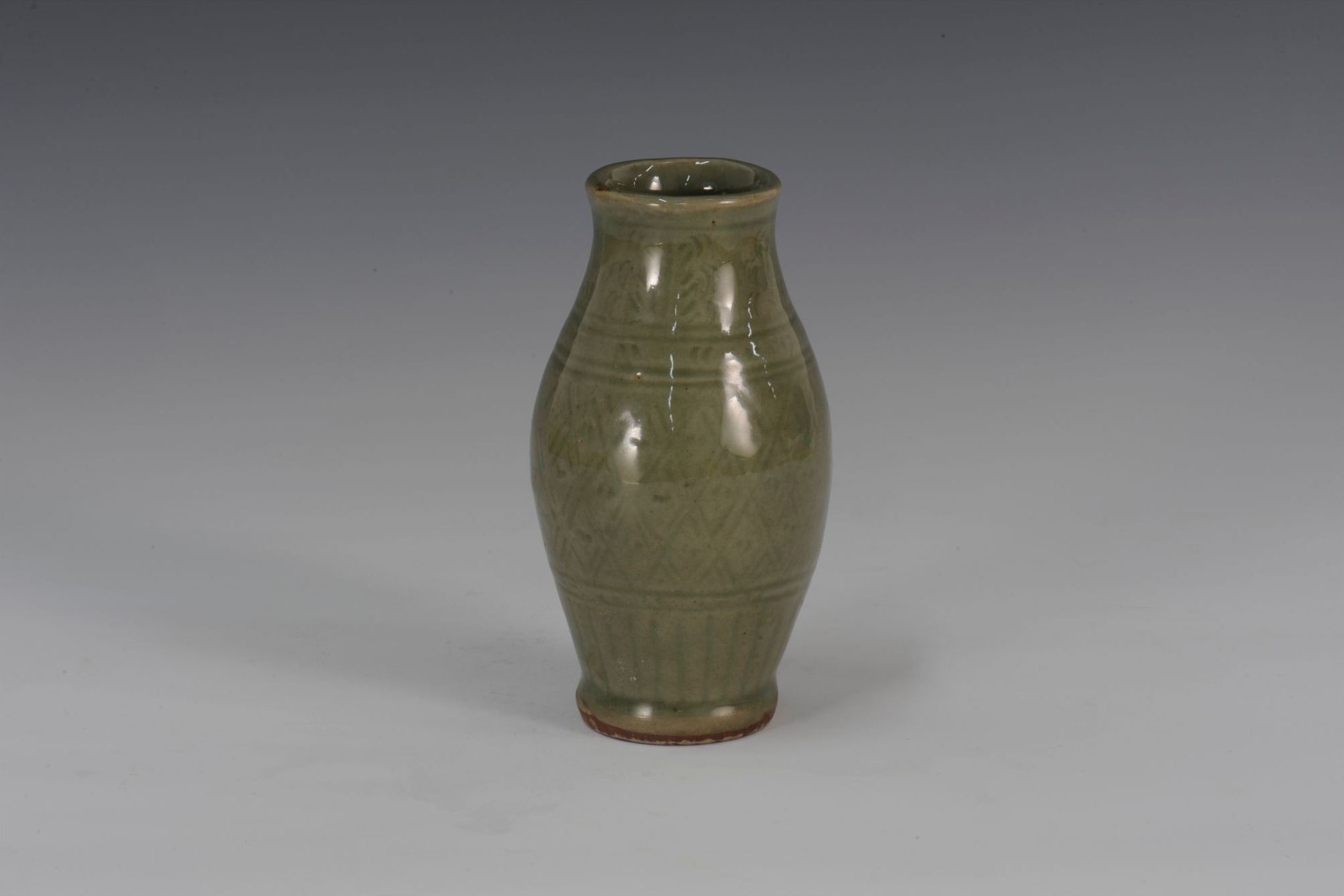 明代龙泉窑青釉暗花橄榄瓷瓶