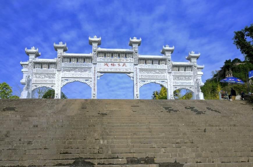 第一梯",是指重庆市境内云阳新县城"登云梯",又被当地人称为"万步梯"