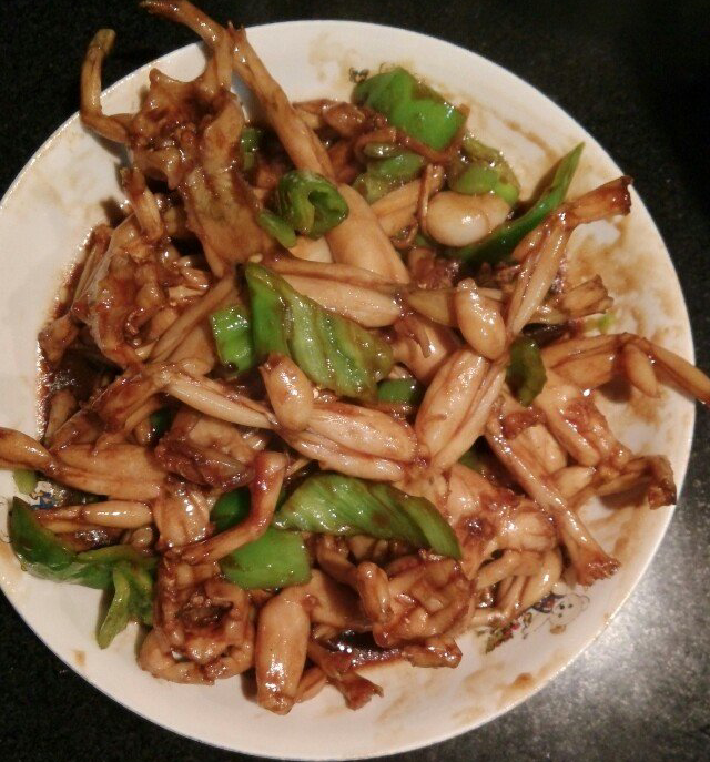  p>青蛙腿,中国南方地区的人称为田鸡腿.