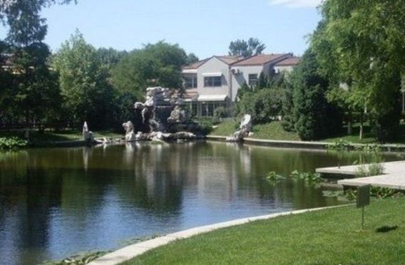  p>北京丽京花园别墅坐落于首都机场旁的温榆河畔,占地面积22.