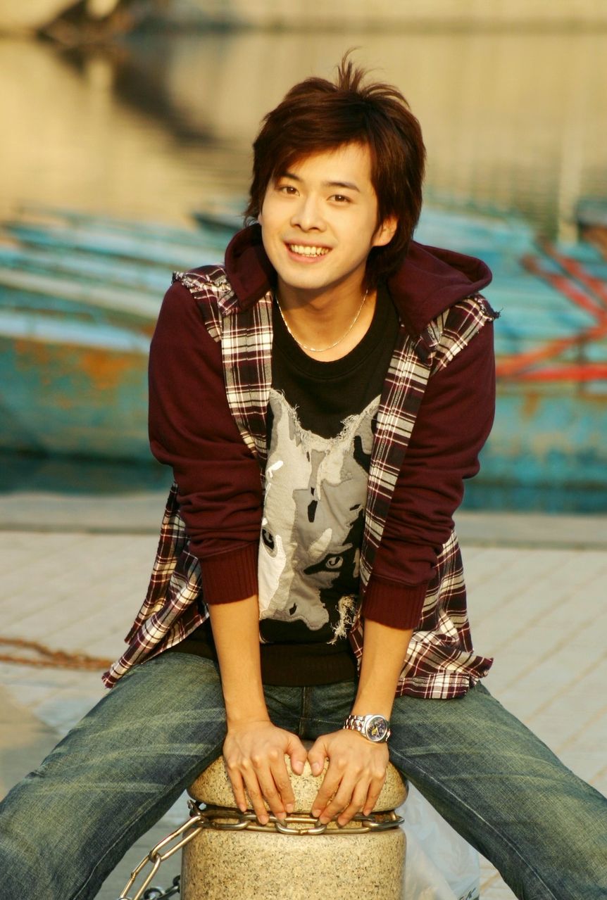 原名徐垚,1983年4月17日出生于山东省济南市,中国内地男演员,毕业于 a