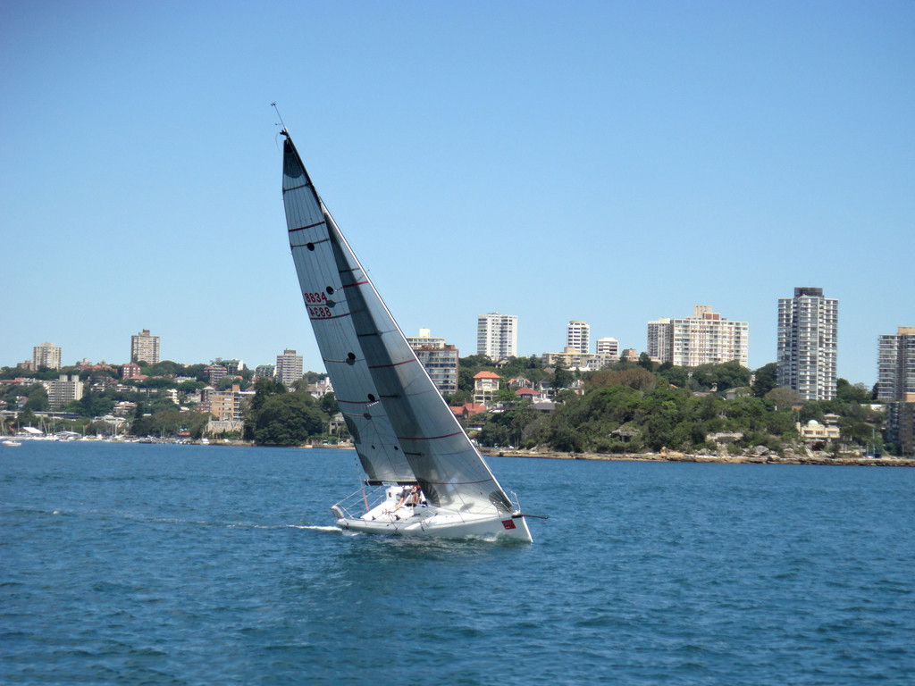  p>帆船(sailboat)是利用风力前进的船,是继舟,筏之后的一种古老的水